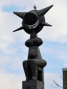 902712 Gezicht op het bronzen beeldhouwwerk 'Zonnegodin' van André Schaller (1920-1984), in 1969 geplaatst op het ...